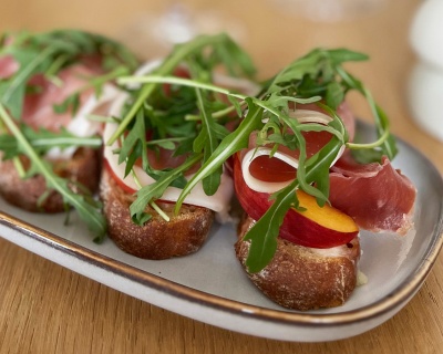 Toasts au Saint-Nectaire AOP, pêche et roquette