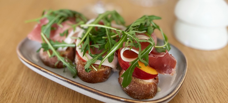 Toasts au Saint-Nectaire AOP, pêche et roquette 