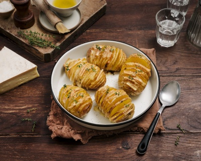 Photo de présentation de pommes de terre Hasselback au Saint-Nectaire