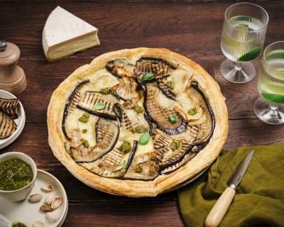 Photo de présentation d'une tarte fine aubergine, Saint-Nectaire, pistache et citron confit