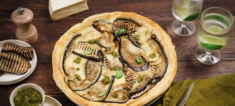 Photo de présentation d'une tarte fine aubergine, Saint-Nectaire, pistache et citron confit