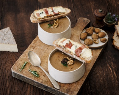 Photo de présentation d'un velouté de châtaignes, tartine de Saint-Nectaireet& lard de campagne