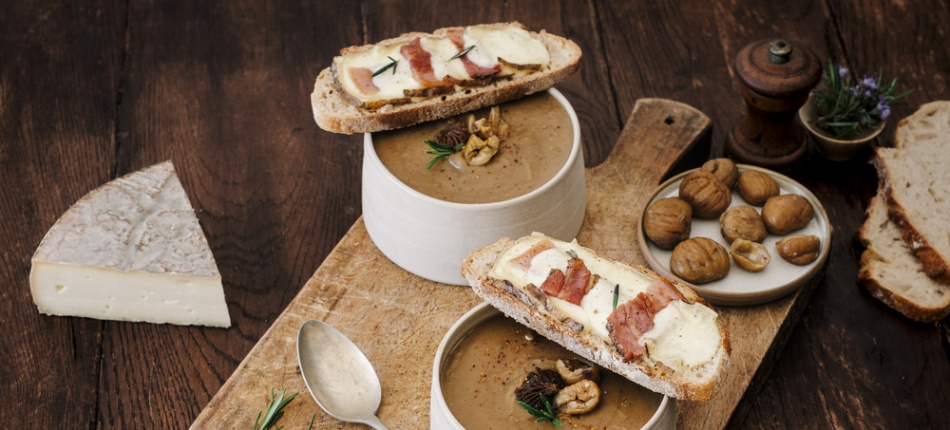 Photo de présentation d'un velouté de châtaignes, tartine de Saint-Nectaireet& lard de campagne